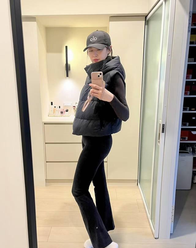 正p级 Alo马甲A棉 Alo Yoga Gold Rush puffer Vest 连帽纯色合身拉链马甲 女款 连帽纯色马甲金标棉 系列 配色：黑色 象牙色