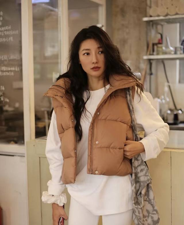 正p级 Alo马甲A棉 Alo Yoga Gold Rush puffer Vest 连帽纯色合身拉链马甲 女款 连帽纯色马甲金标棉 系列 配色：黑色 象牙色