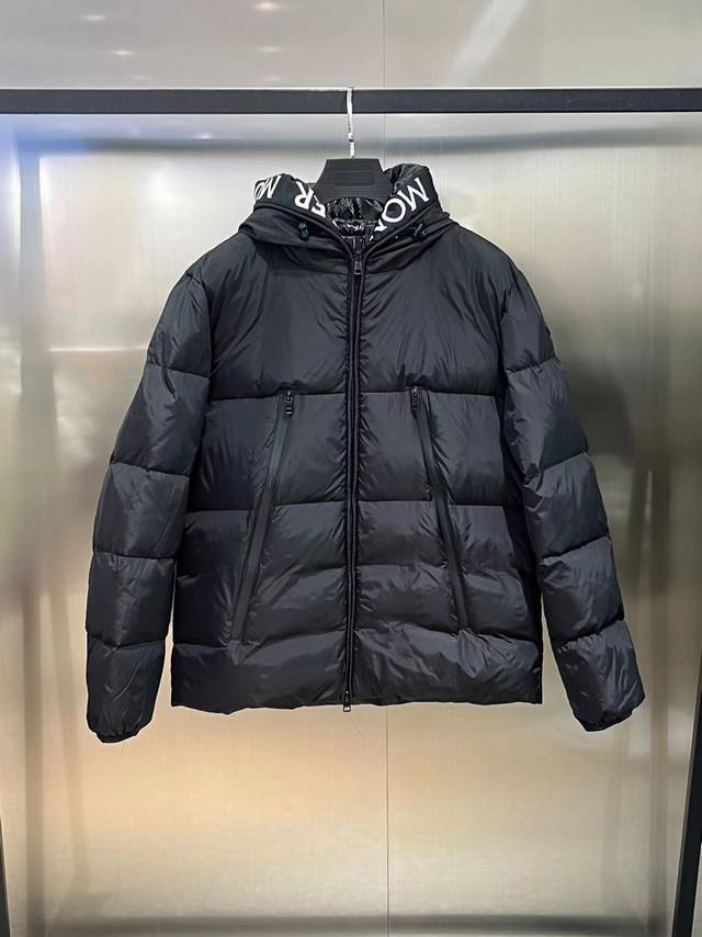 Montclar夹克向那些让Moncler成为全球偶像的80年代品牌点点头。防水具有最佳隔热效果，并在发动机罩和饰边上印有刺绣徽标，始终位于领奖台上。羽绒绗缝尼