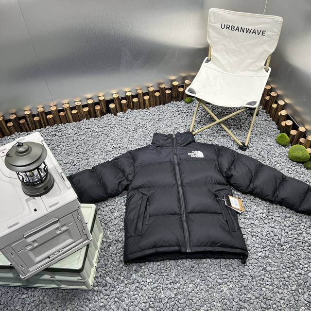 96经典色 黑色 Thenorthface北面1996Nuptse 1996 经典款 美版 羽绒服 顶级原版 设计理念： The North Face 的字面含