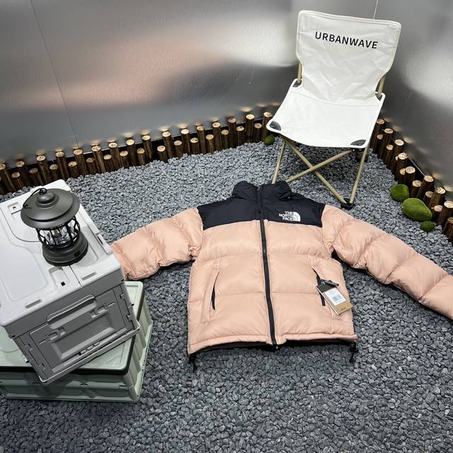 96经典色 粉色 Thenorthface北面1996Nuptse 1996 经典款 美版 羽绒服 顶级原版 设计理念： The North Face 的字面含