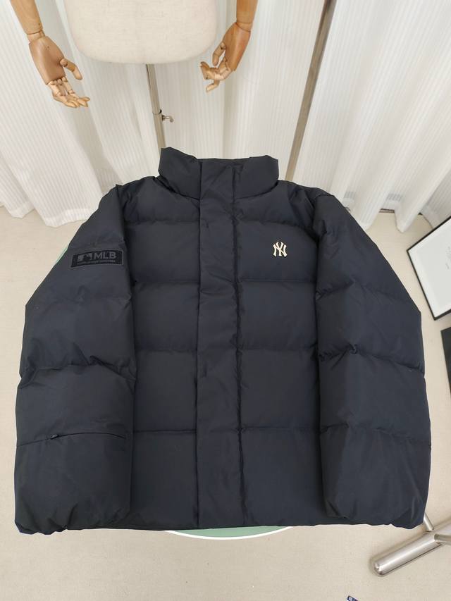 正品级Mlb洋基队短款羽绒服 Mlb 基础徽标系列 纽约洋基队 徽标Logo短款外套羽绒服 经典出韩国款，保暖性好，不挑身材， 胸前独有的刺绣技法呈现经典Log