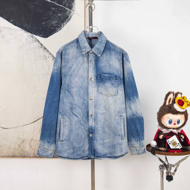 Zp版本［独家供应］ Gucci 压花图标洗水牛仔外套 面料：采用纯棉牛仔布，10*10织法，10盎厚度。 工艺：成衣洗水，25件为小缸一批炒色。小缸炒色可使衣