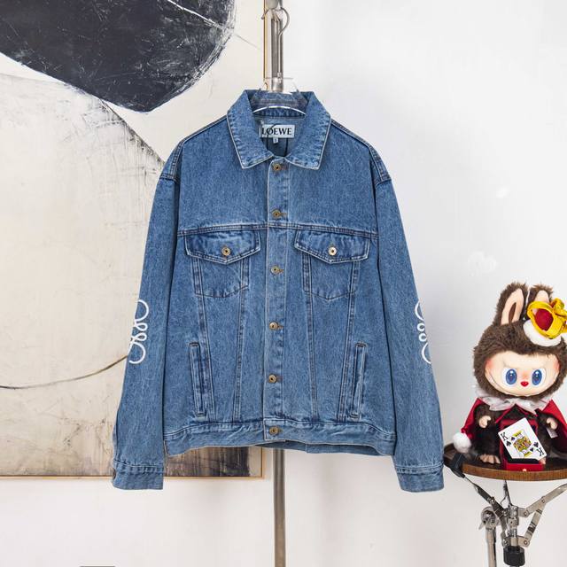 Zp版本［独家供应］ Loewe 激光烧花图皮标牛仔外套 面料：采用7*7支 12盎纯棉牛仔。洗水后克重约为420克。原版对色定织。 辅料：纽扣采用电镀做旧黄铜