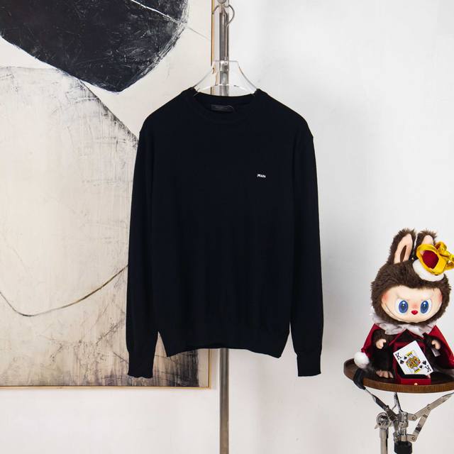 Zp版本［独家供应］ prada 小刺绣标识针织羊毛打底衫 面料：采用80羊毛，20棉。该款毛料采用高含料羊毛毛纱，成衣克重约为220克-240克。做为打底类型