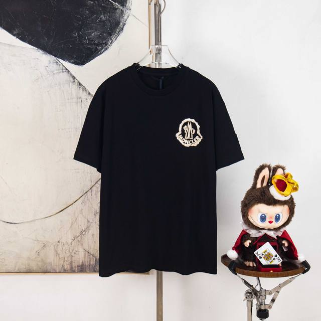 Zp版本［独家供应］ Moncler 蒙口发泡印花袖标短袖 面料：采用32双纱，螺纹搭配1*1索罗娜。 工艺：胸口标识采用发泡印花工艺，原版定制网板，每一个细节
