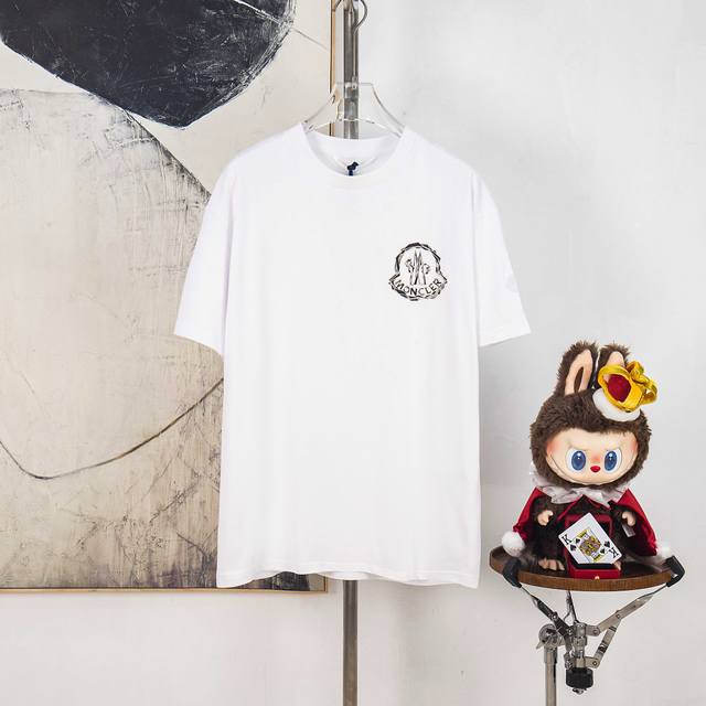Zp版本［独家供应］ Moncler 蒙口发泡印花袖标短袖 面料：采用32双纱，螺纹搭配1*1索罗娜。 工艺：胸口标识采用发泡印花工艺，原版定制网板，每一个细节