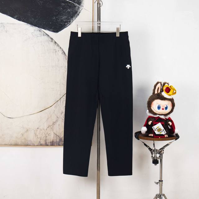 Zp版本［独家供应］ 迪桑特秋冬装休闲户外裤共同打造设计以品牌擅长的创意手法 重新解构并重塑了运动经典服饰元素 简约而不单调 整体风格还是酷酷的风格 皆是Os直