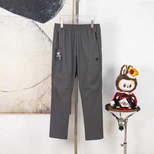 Zp版本［独家供应］ 猛玛像秋装休闲户外裤共同打造的设计以品牌擅长的创意手法 重新解构并重塑了运动经典服饰元素 拉链拼接 简约而不单调 整体风格还是酷酷的风格