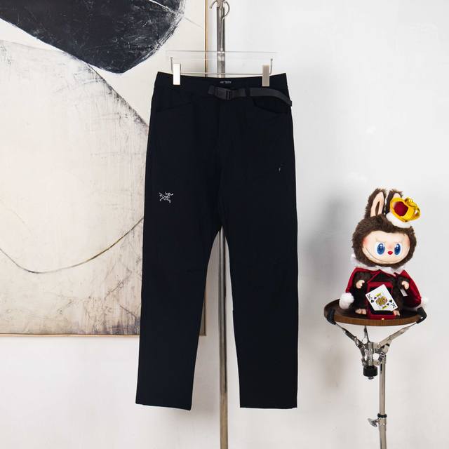 Zp版本［独家供应］ 始祖鸟男款户外休闲百搭秋款长裤，内部包边车线，做工精细，专柜品质，专柜面料， 品名：始祖鸟专柜户外平脚长裤 版型超正、上身超有型！ 不起球