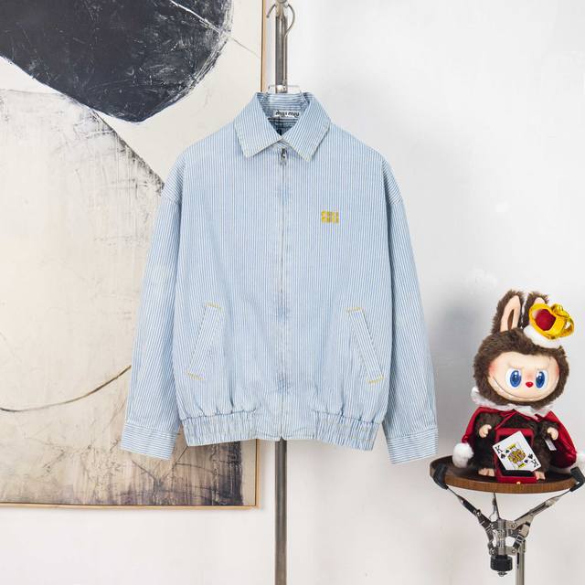 Zp版本［独家供应］ Miumiu 缪缪 25Ss 刺绣Logo条纹拉链牛仔蓝夹克外套 男女同款 定织定染高支数斜纹纺织，赋予面料硬挺的骨骼感与细腻的肌理触感。