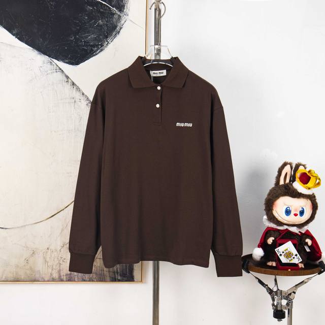 Zp版本［独家供应］ Miumiu* 缪缪25新款胸前徽标Logo翻领珠地棉polo长袖T恤 学院风 男女同款 宽松版型 采用高质量的纯棉纱线，具有优良的品质和