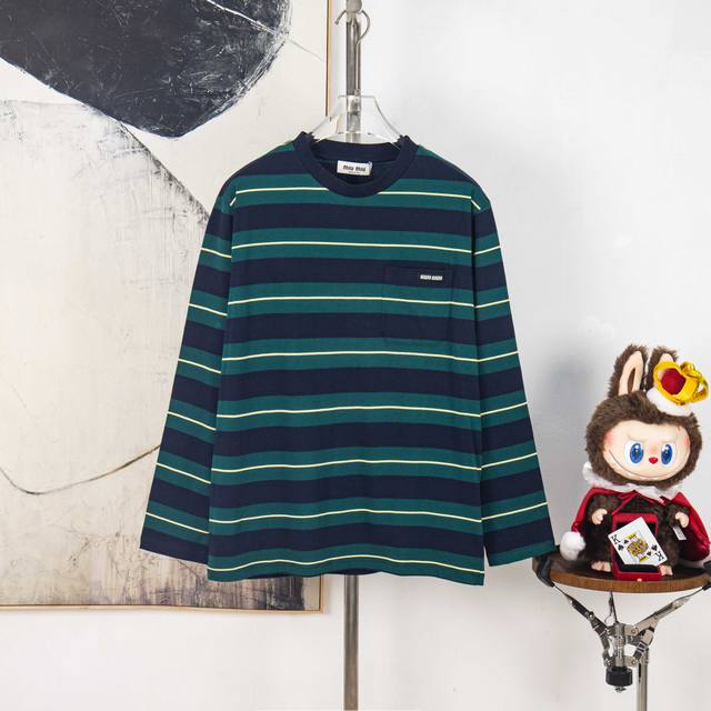 Zp版本［独家供应］ Miumiu 缪缪 25Ss 海报款宽条徽标Logo灰蓝条纹长袖 定织60支双股纱线：采用60S 200G高支数精梳棉，双股加捻工艺提升纱