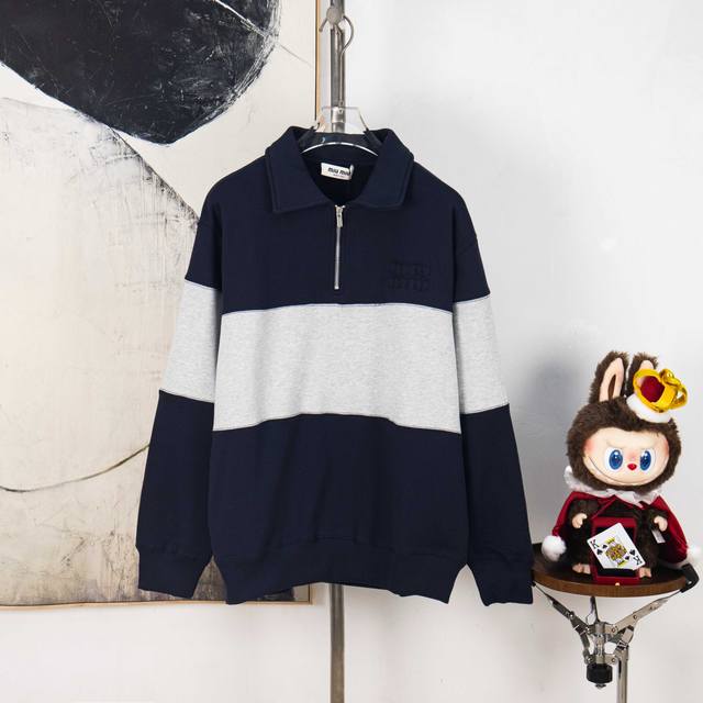 Zp版本［独家供应］ 2025Ss同款贴布刺绣拼色翻领长袖卫衣 谁懂啊！最近被Miu这件拼色polo领卫衣种草了～真的是太绝啦！ 面料选用490了全棉毛圈面料，