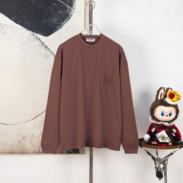 Zp版本［独家供应］ Miumiu 缪缪 25Ss 新款口袋贴布刺绣Logo圆领长袖 Miu Miu一直以大胆创新及富个人主义的风格在时装界不断带来令人耳目一新