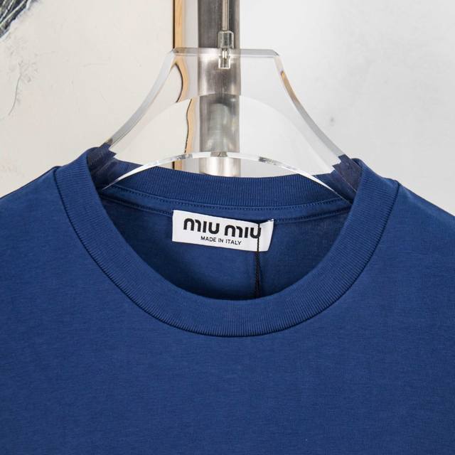 Zp版本［独家供应］ Miumiu 缪缪 25Ss 新款口袋贴布刺绣Logo圆领长袖 Miu Miu一直以大胆创新及富个人主义的风格在时装界不断带来令人耳目一新