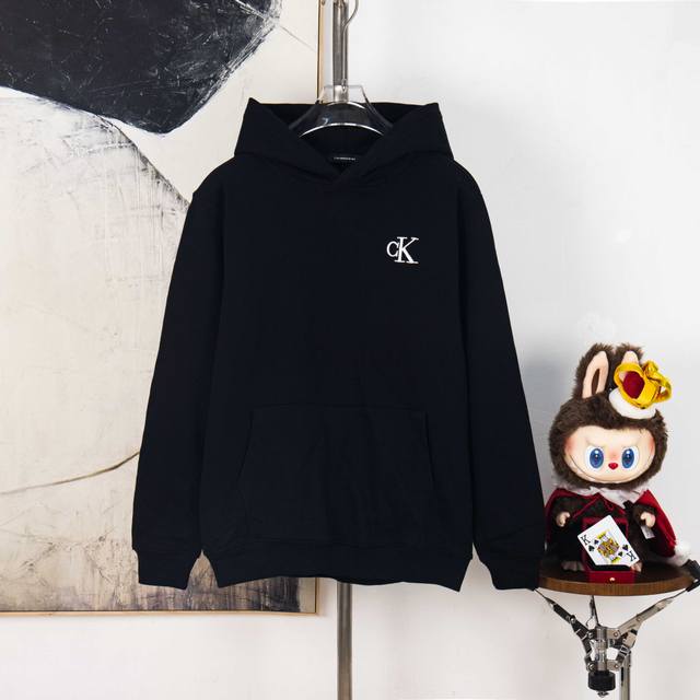 Zp版本［独家供应］ Ck胸口小标帽子大标刺绣口袋连帽卫衣 黑白双色 面料采用400克毛圈高克重95棉5氢纶1×1双纱洗一辈子都不会变形的 男女同款 官网细节一