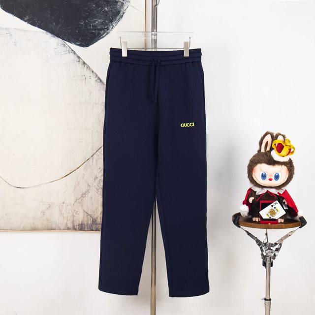 Zp版本［独家供应］ Gucci 古城刺绣小标太空棉运动裤 面料：采用40支双面空气层，面料厚实有型，上身轻薄透气不压重。洗水号克重约为400克。 工艺：刺绣