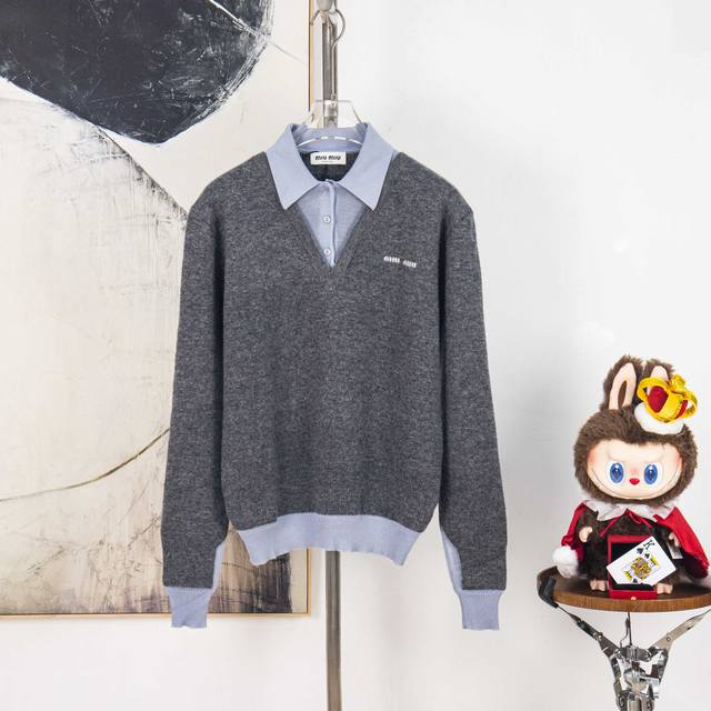 Zp版本［独家供应］ Miumiu 提花徽标假两件针织polo衫 面料：采用50%羊绒，30%棉，20%羊毛。大身采用羊绒和棉料织出。其于地方采用羊毛织出。 工