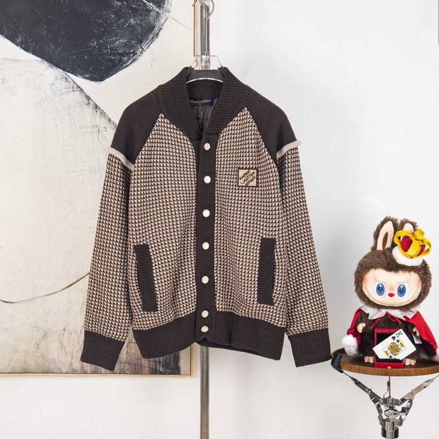 Zp版本［独家供应］ Louis Vuitton 提花3D飞行员格子针织衫 面料：采用100%棉质毛料，内衬采用100%人棉。 工艺：该款采用定染毛纱，米白配套