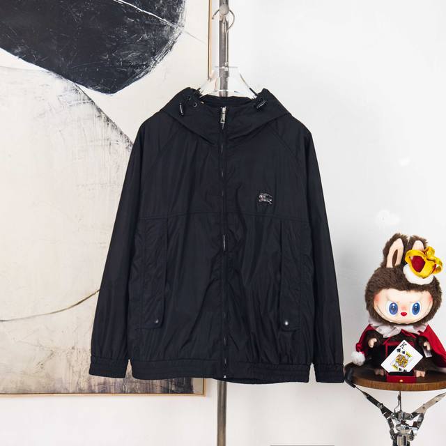 Zp版本［独家供应］ 巴宝莉2025新款徽标Logo后背拼接Bbr印花情侣款外套 高版本顶级品质 采用聚酯纤维复合定制面料 透气性极好 原版定制五金开模 内里全