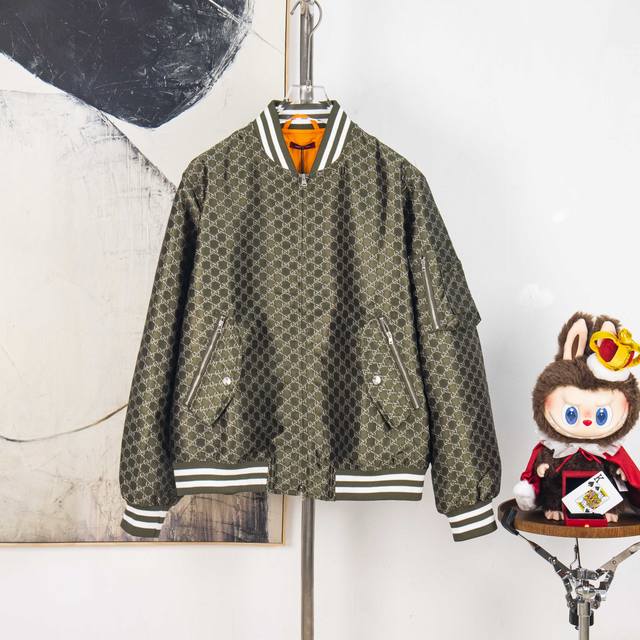 Zp版本［独家供应］ Gucc* 2025春夏新款 双G老花棒球服外套 定织提花面料 定织螺纹 多口袋设计 对位裁剪 套里 质感重量％100还原 原五金设计 男