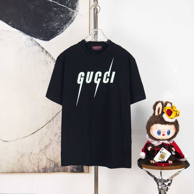 Zp版本［独家供应］ Gucci 古驰 300克圆领短袖T恤 品牌经典 锋刃胶印 字母Logo压花工艺 官方同步 高版本 高品质 时尚个性 百搭潮流 纯原品质