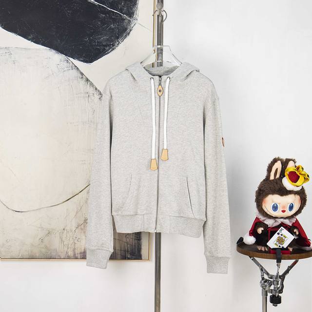 Zp版本［独家供应］ Louis Vuitton 25Fw早秋新品 皮革元素连帽衫 本款拉链连帽衫选用柔软棉质混纺针织塑造利落廓形， 以夸张罗纹下摆释放闲适格调