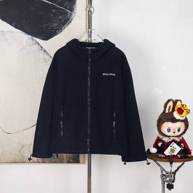 Zp版本［独家供应］ Miumiu 摇粒绒连帽拉链外套 定制Yb进口摇粒绒材质 质感柔软 舒适亲肤保暖 换季叠穿 时髦又御寒 连帽拉链外套版型 开衩随意调节 胸