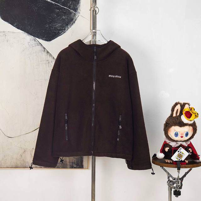 Zp版本［独家供应］ Miumiu 摇粒绒连帽拉链外套 定制Yb进口摇粒绒材质 质感柔软 舒适亲肤保暖 换季叠穿 时髦又御寒 连帽拉链外套版型 开衩随意调节 胸