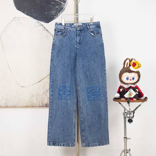 Zp版本［独家供应］ Loewe 刺绣洗水做旧牛仔长裤 面料：采用12盎7*7斜纹牛仔面料，成衣洗水后克重约为420克。 工艺：刺绣采用3D立体刺绣，双边刺绣针