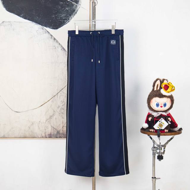 Zp版本［独家供应］ Loewe 罗意威刺绣织带长裤 面料：采用40支真丝光双面，原版定制面料. 最新进口织布机织出，高密度纹路，成衣版型非常立体。 工艺：刺绣