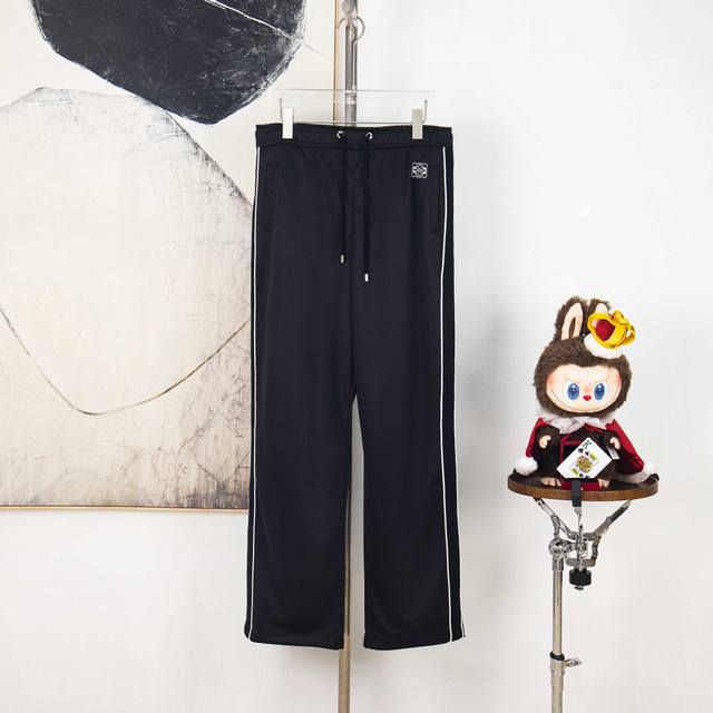 Zp版本［独家供应］ Loewe 罗意威刺绣织带长裤 面料：采用40支真丝光双面，原版定制面料. 最新进口织布机织出，高密度纹路，成衣版型非常立体。 工艺：刺绣