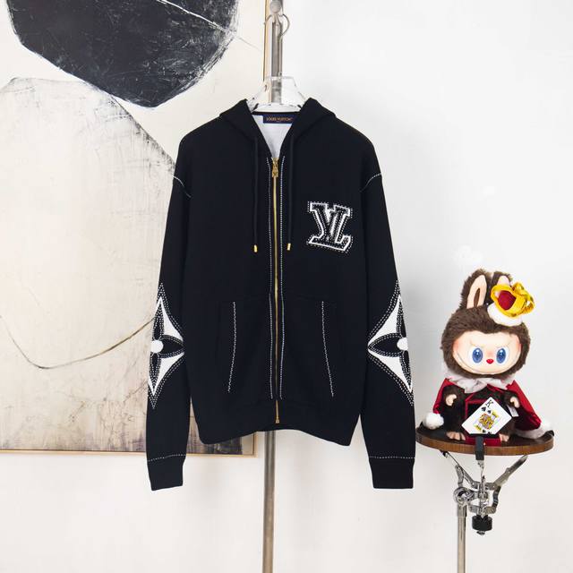 Zp版本［独家供应］ Louis Vuitton 针织嵌花拉链开衫 面料：采用纯棉毛纱，定织碳化黑毛纱使衣服色光更加呈现出亮光黑效果。 工艺：成衣洗水固定版型增