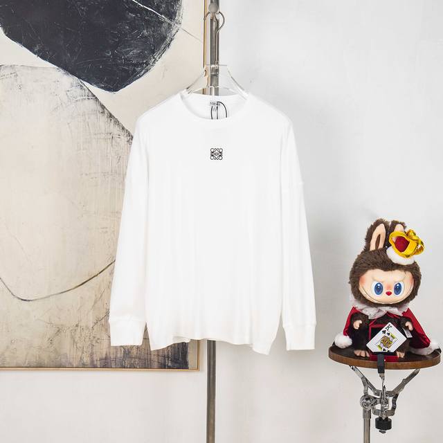 Zp版本［独家供应］ Loewe 高弹螺纹刺绣打底衫 面料：采用60支高弹1*1双面螺纹。面料经面普洗后减少二次缩水，保持出厂原版型。 工艺：刺绣采用平面立体刺