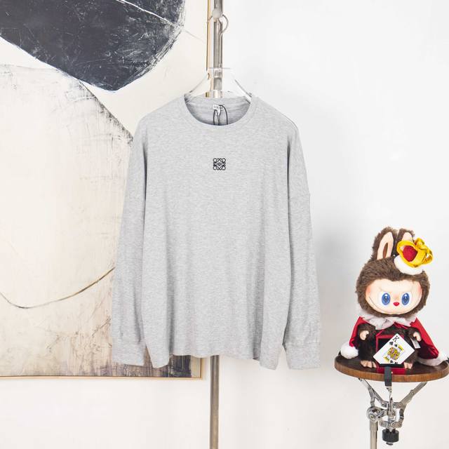 Zp版本［独家供应］ Loewe 高弹螺纹刺绣打底衫 面料：采用60支高弹1*1双面螺纹。面料经面普洗后减少二次缩水，保持出厂原版型。 工艺：刺绣采用平面立体刺