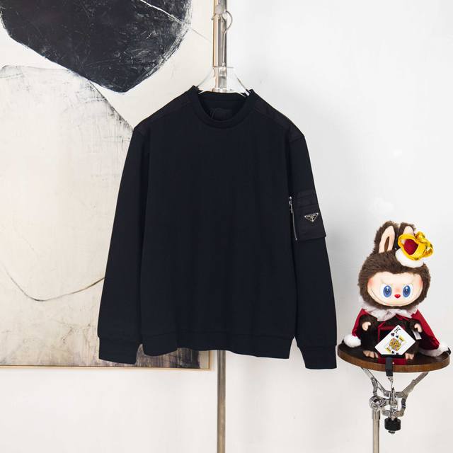 Zp版本［独家供应］ prada 过肩尼龙袖口袋卫衣 面料：采用380克双面，该款面料为高密度定织款，面料上身立体有版型。 工艺：激光定位裁床，后幅过肩设计风格