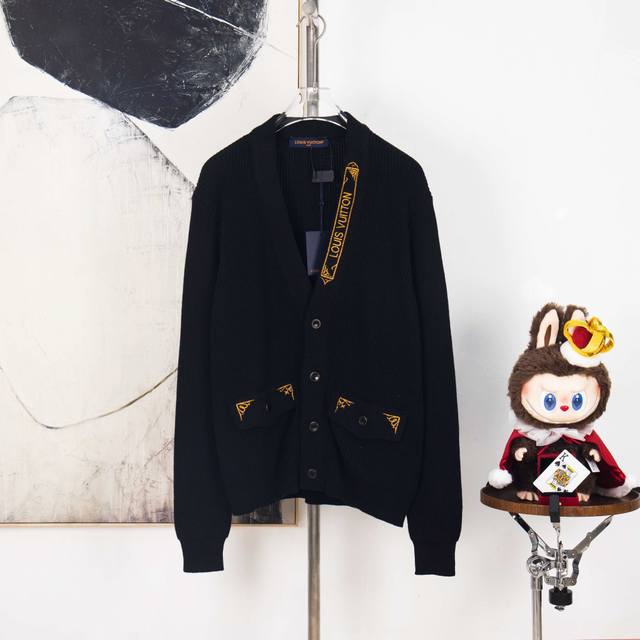 Zp版本［独家供应］ Louis Vuitton 金线刺绣针织开衫 面料：采用95%棉，5%羊柔。该款面料以棉质为主织出成衣，搭配5%羊毛为整天版型添加上一点肉