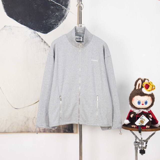 Zp版本［独家供应］ Miumiu 拉链刺绣卫衣外套 面料：采用380克毛圈，新疆棉纱定织。 面料：螺纹采用配套1*1双纱 同缸定染。 工艺：刺绣采用3D立体刺