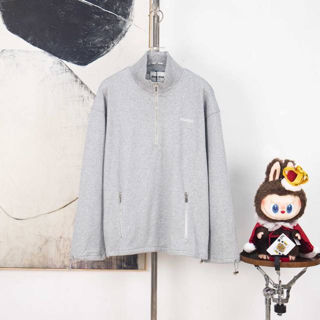 Zp版本［独家供应］ Miumiu 半拉链刺绣卫衣 面料：采用380克毛圈，新疆棉纱定织。 面料：螺纹采用配套1*1双纱 同缸定染。 工艺：刺绣采用3D立体刺绣