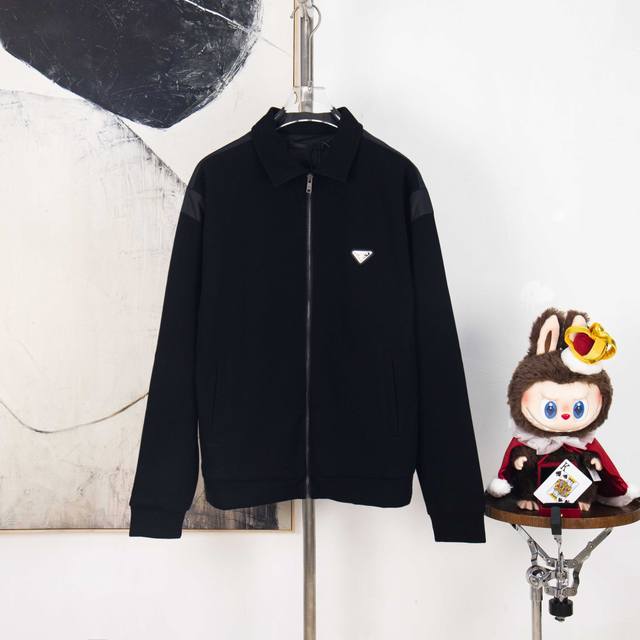 Zp版本［独家供应］ prada 套染牛仔拉链外套 面料：纯棉牛仔白棉布匹。成衣克重约为460克。 工艺：成衣套染，该款工艺先用于白色纯棉布做出成衣后一件一件用