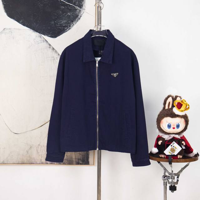 Zp版本［独家供应］ prada 套染牛仔拉链外套 面料：纯棉牛仔白棉布匹。成衣克重约为460克。 工艺：成衣套染，该款工艺先用于白色纯棉布做出成衣后一件一件用