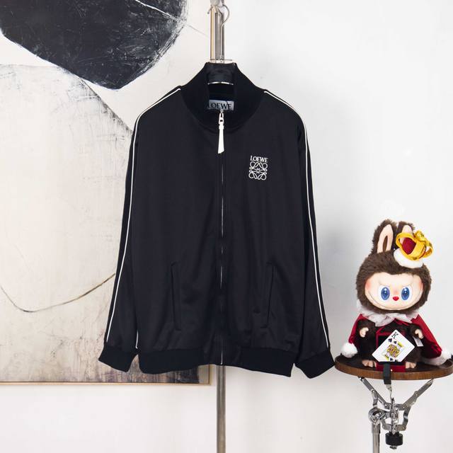 Zp版本［独家供应］ Loewe 罗意威刺绣拉链外套 面料：采用40支真丝光双面，原版定制面料. 最新进口织布机织出，高密度纹路，成衣版型非常立体。 面料：内里