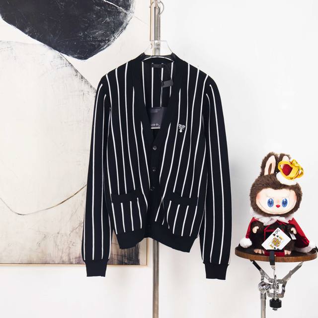 Zp版本［独家供应］ prada 条纹提花刺绣开衫 面料：采用羊毛搭配多种毛料混纺，面料版型立体带有高弹毛纱。上身效果更有沉稳贴身感。 工艺：刺绣采用3D立体刺