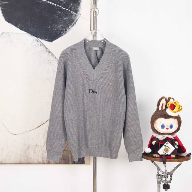 Zp版本［独家供应］ Dior 刺绣V领羊毛针织衫 面料：采用55%美丽奴羊毛面料，绲纺35%棉纱，10%绵纶。该款面料带有超高保暖效果与上身舒适感。 工艺：刺