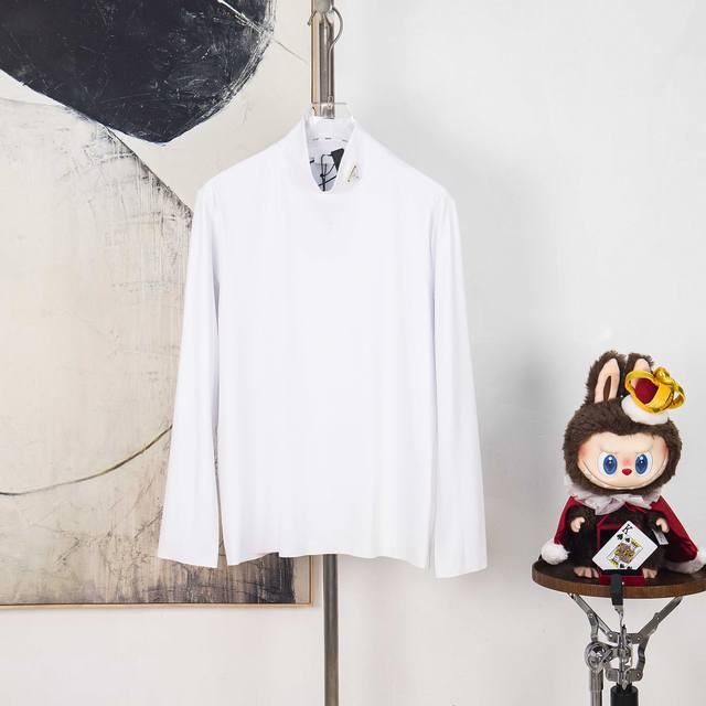 Zp版本［独家供应］ prada 三角皮标高领打底衫 面料：采用60支高弹双面80 20棉面料. 辅料：三角标底部采用软牛皮材料，面部采用不锈钢材料电镀结合逢成