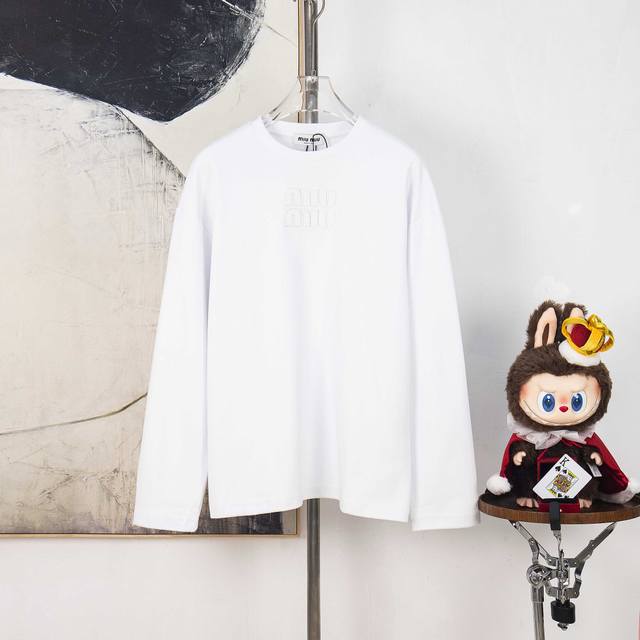 Zp版本［独家供应］ Miumiu 刺绣烧花徽标长袖 面料：采用320克潮牌双面，扩围搭配2*2双纱螺纹 工艺：烧花采用激光切割出Miumiu布标，激光定位人工