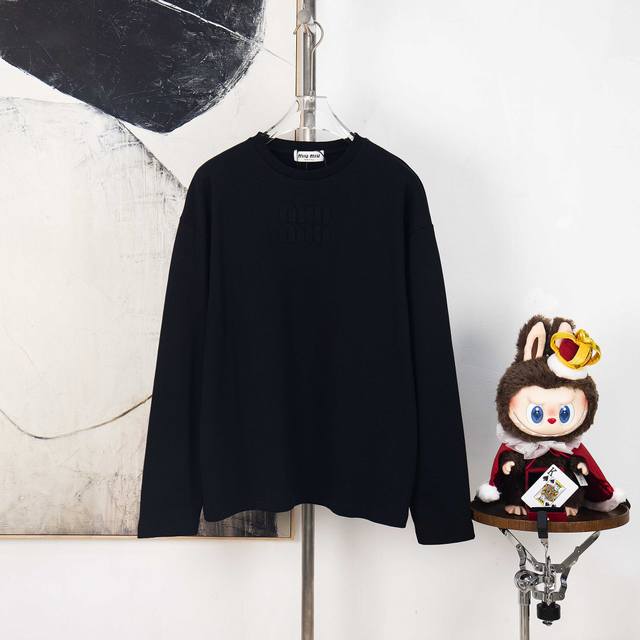 Zp版本［独家供应］ Miumiu 刺绣烧花徽标长袖 面料：采用320克潮牌双面，扩围搭配2*2双纱螺纹 工艺：烧花采用激光切割出Miumiu布标，激光定位人工