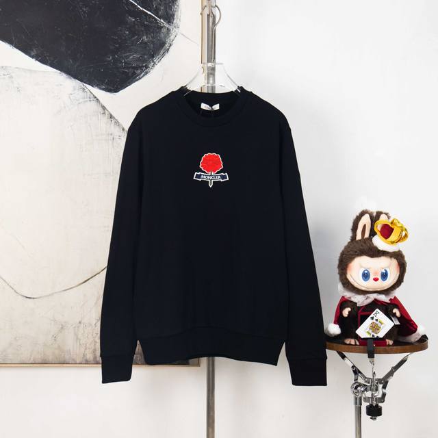 Zp版本［独家供应］ Moncler 刺绣花朵徽标卫衣 面料：采用380克双股纯棉毛圈。 面料：螺纹搭配1*1双纱螺纹。同缸配套定染。 工艺：刺绣采用3D立体刺