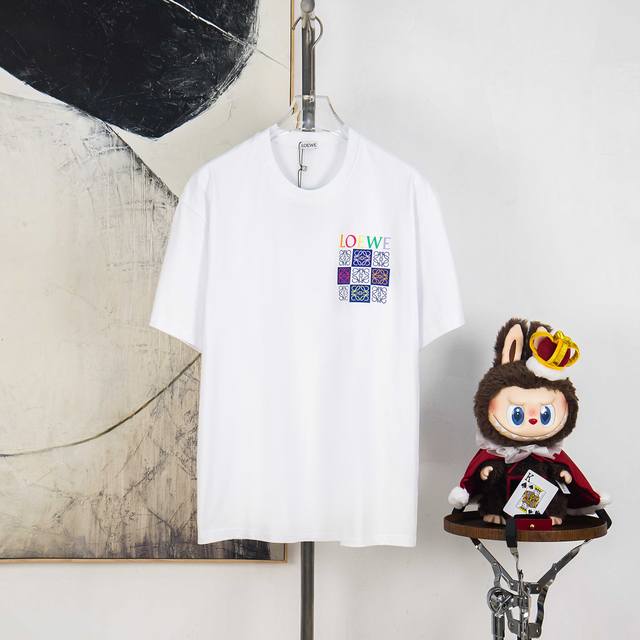 Zp版本［独家供应］ Loewe 罗意威 270克圆领短袖T恤 品牌经典 彩色口袋字母Logo压花工艺 官方同步 高版本 高品质 时尚个性 百搭潮流 纯原品质